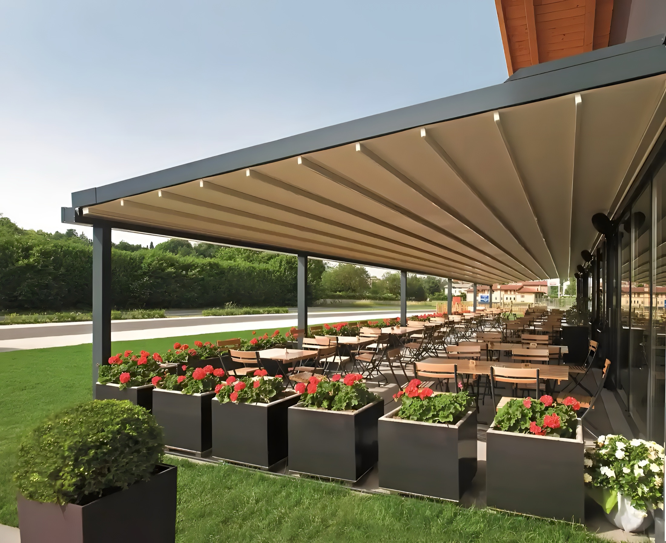 Pérgola tensada con cubierta retráctil — CostaGlass