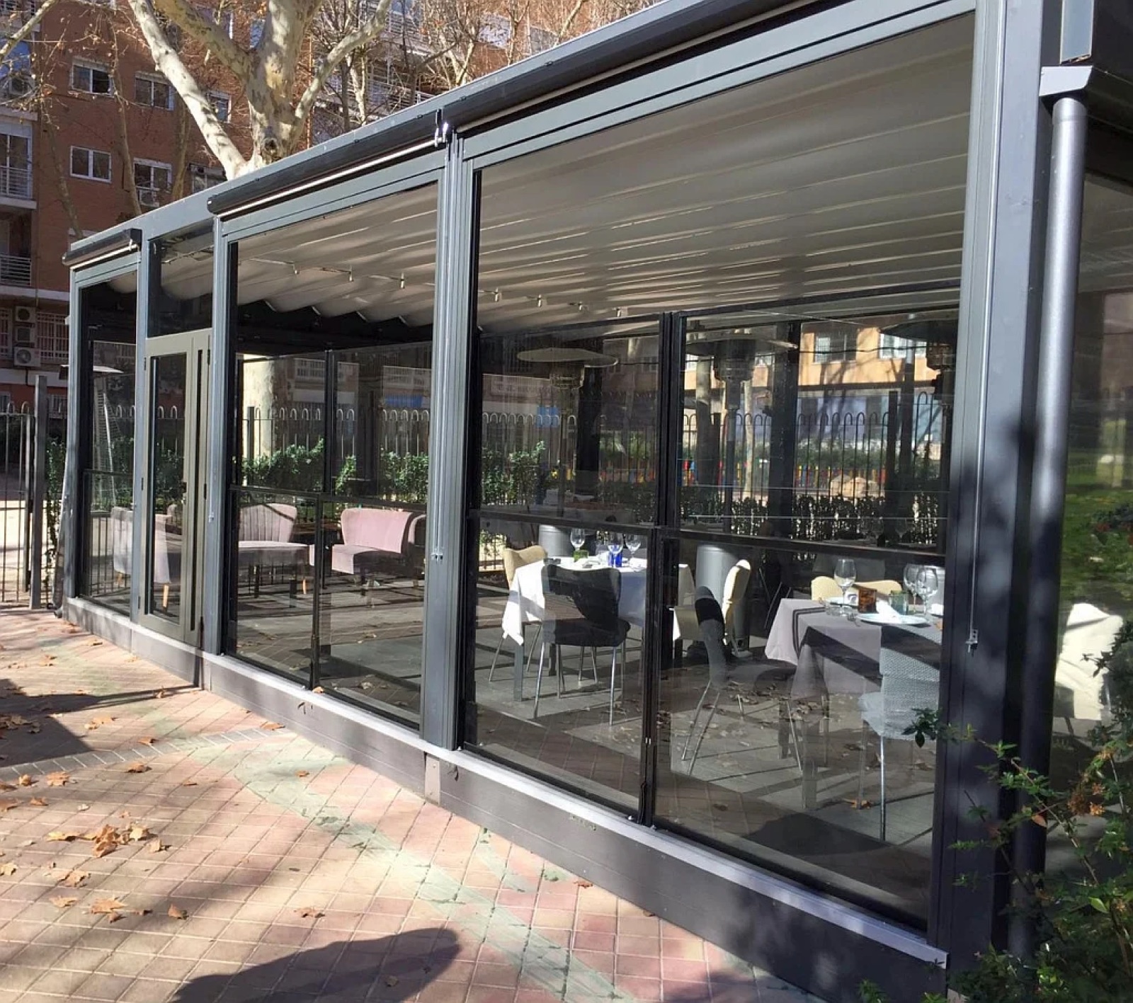 Paraviento de cristal en la terraza de un restaurante de la Costa del Sol