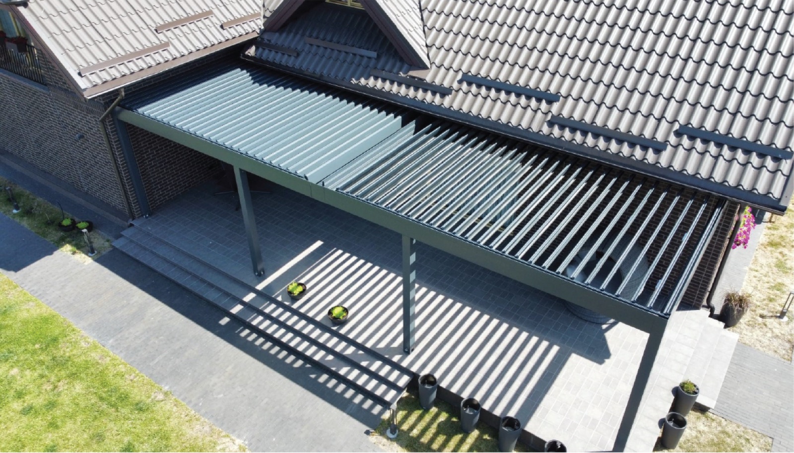 Pérgola bioclimática con iluminación integrada sobre una terraza en la Costa del Sol